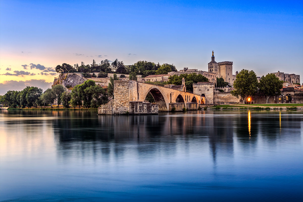 Ville d'Avignon le soir vue du Rhône